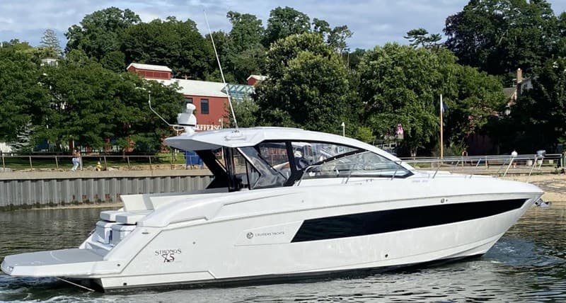 2022 CRUISERS YACHTS 39 EXPRESS COUPE