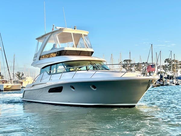 2019 TIARA YACHTS F44 FLYBRIDGE